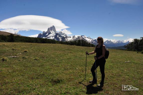 Caminhando na trilha da Loma del Pliegue Tumbado, no Parque Nacional Los Glaciares, em El Chaltén, na patagônia argentina